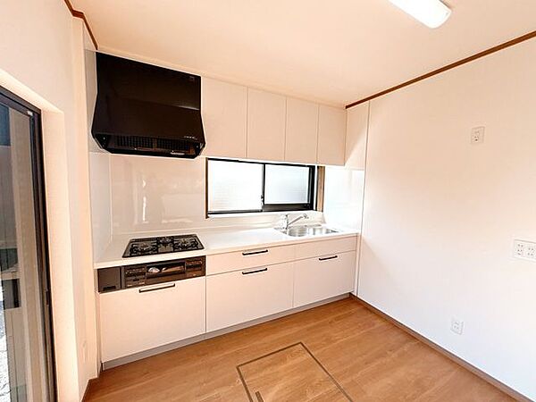 【外構工事完成済み/即入居可能】キッチンの写真です。既存のキッチンは撤去し、新品交換を行いました。ハウステック製の約255ｃｍのものを設置いたしました。