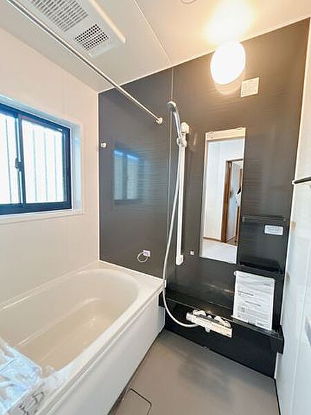 【外構工事完成済み/即入居可能】浴室の写真です。既存のお風呂は撤去し、ユニットバスへ新品交換いたしました。浴室乾燥機も設置しておりますので、雨の日の洗濯物も心配ないですね。