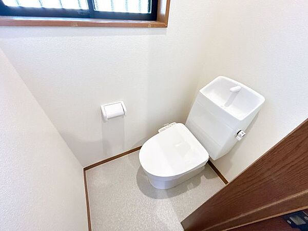 【外構工事完成済み/即入居可能】トイレの写真です。ジャニス製の温水洗浄付便器に交換いたしました。従来に比べ約59%節水できる「かしこく節水」機能。
