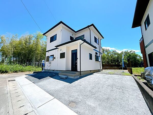 【外構工事完成済み/即入居可能】駐車場の写真です。お車は縦列2台と横付けができるスペースがございます。