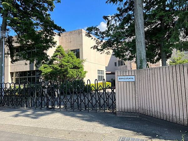 佐野市立赤見中学校 赤見中学校まで約743ｍ（徒歩約10分）。部活動などで帰りが遅くなっても安心です。 724m