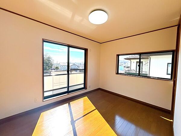 【外構工事完成済み/即入居可能】2階南西側洋室の写真です。床はクリーニング、壁天井はクロス張替を行いました。南の掃き出し窓からはベランダに出ることができます。