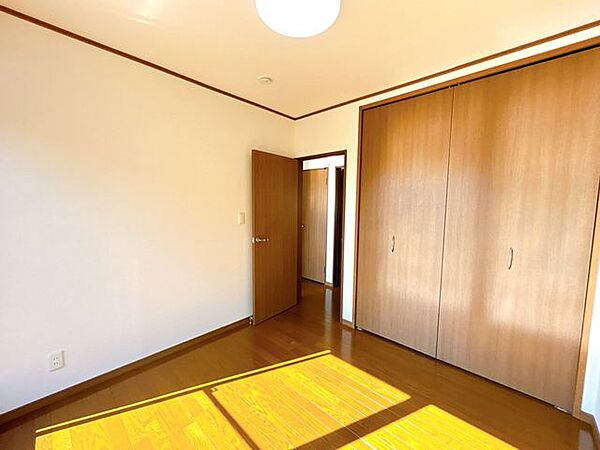 【外構工事完成済み/即入居可能】2階南東側洋室の写真です。こちらも床はクリーニング、壁天井はクロス張替を行いました。約1間の収納スペースがございますので、お部屋もすっきりとしそうですね。