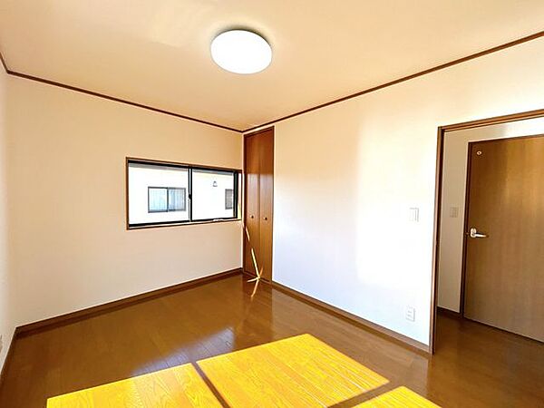 【外構工事完成済み/即入居可能】2階南西洋室の別角度写真です。全室収納付きですので、お部屋もすっきりと片付きますね。