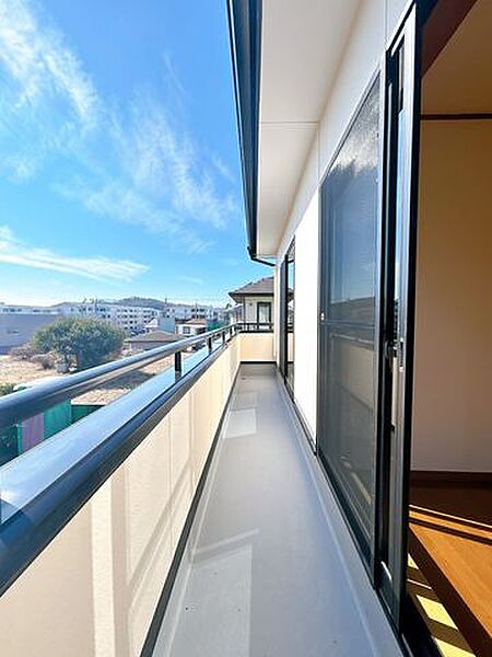【外構工事完成済み/即入居可能】ベランダの写真です。こちらは塗装と洗浄を行いました。南面ですので、陽当たりがよくお布団などもよく乾きそうですね。