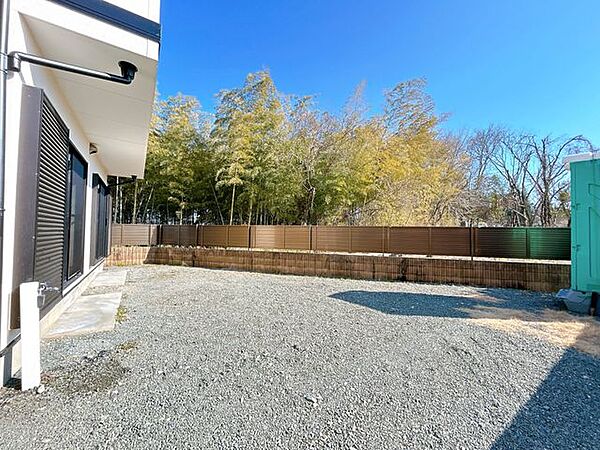【外構工事完成済み/即入居可能】お庭の写真です、駐車場スペース以外にもお庭スペースが確保されているので、趣味などにもお使いいただけそうですね。
