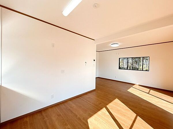 【外構工事完成済み/即入居可能】リビングの別角度の写真です。既存のキッチンは撤去し、広々したリビング空間を作成しております。