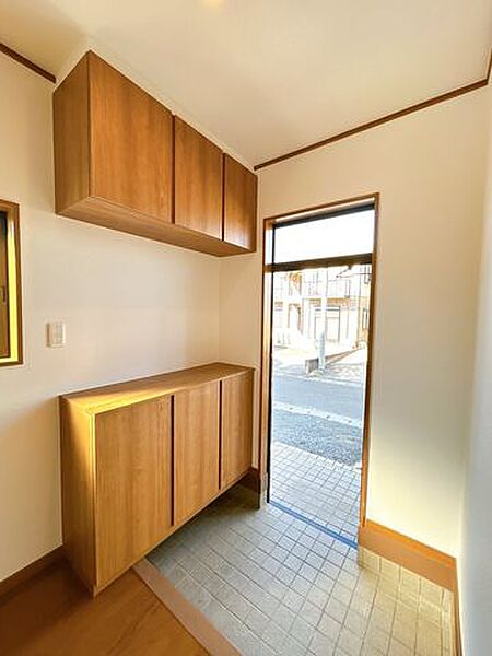 【外構工事完成済み/即入居可能】玄関内部の写真です。シューズボックスは二の字型を設置いたしました。