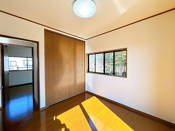 【外構工事完成済み/即入居可能】2階南東側洋室の別角度写真です。全室収納付きですっきりとしたおうちになりそうですね。