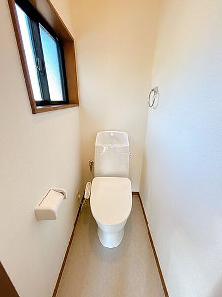 【外構工事完成済み/即入居可能】2階トイレの写真です。1階と同じく、便器交換、クッションフロア張替、壁天井クロス張替などを行いました。2階を寝室にされる方にも安心の間取りですね。