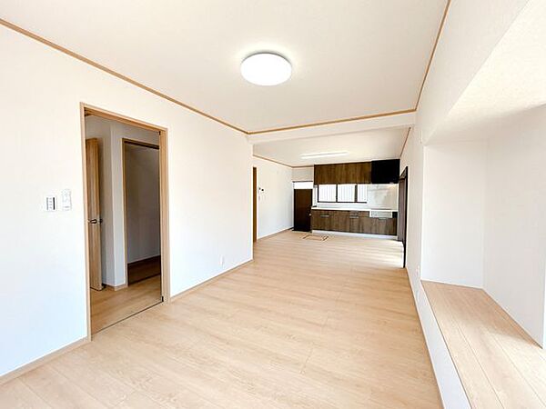 【リフォーム完成済】リビングの別角度の写真です。フローリング上張り、壁・天井クロス張替、照明交換などを行います。
