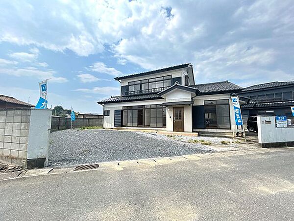 【リフォーム完成済】駐車場の写真です。こちらは弊社で拡張工事を行い、縦並列4台駐車可能なスペースへとリフォームを致しました。