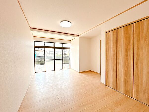 【リフォーム完成済】1階南側洋室の写真です。以前は和室の続き間になっておりましたが、独立した洋室に変更いたしました。クロス張替や建具交換などを行いました。