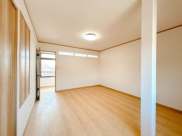 【リフォーム完成済】2階東側洋室の写真です。以前は和室でしたが洋室への間取り変更やクロス張替、建具交換などを行いました。