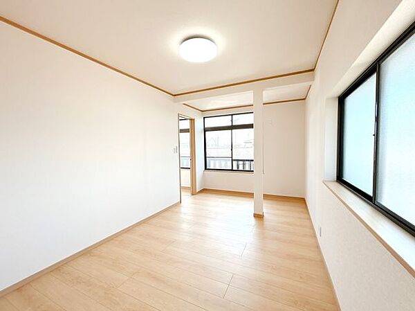【リフォーム完成済】2階西側洋室の別角度の写真です。こちらのお部屋は廊下の収納スペースを部屋打ちし、拡張リフォームを行いました。