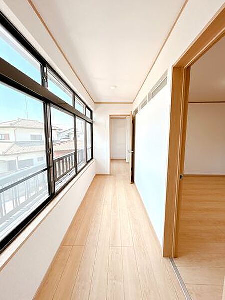 【リフォーム完成済】2階廊下の写真です。東側10帖洋室の採光を確保するために欄間窓を新設いたしました。明るい日差しが差し込むあたたかい空間になりそうですね。