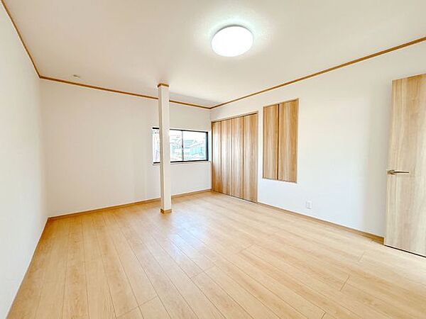 【リフォーム完成済】2階東側洋室の写真です。洋室への間取り変更やクロス張替、建具交換などを行いました。収納スペースが2つあるので、お荷物の置き場所には困らなさそうですね。