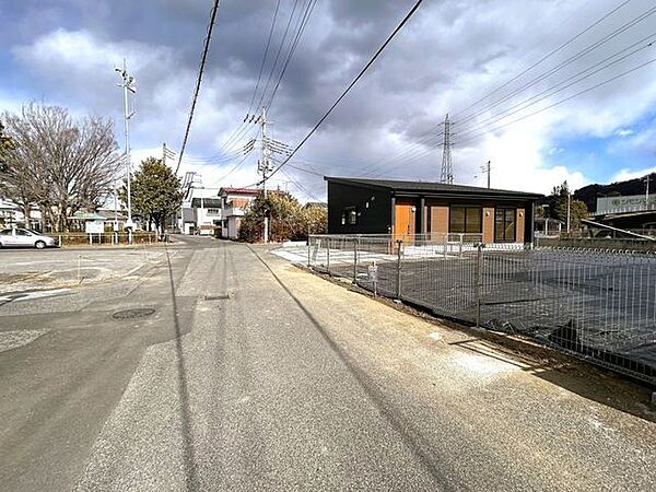 【前面道路】二方道路で日当たりのいいおうちです。各道路の幅員は、北東側4.45m、北西側5.78mです