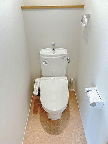【トイレ】TOTO製の温水洗浄便座を設置。従来形の約50％節水を実現した節水タイプ。環境にもお財布にも優しい商品です。汚れが付きにくいメーカー独自の表面加工がされているのでお手入れらくらく