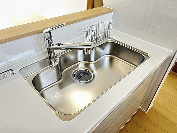 ローソン佐野多田店 キッチンシンクは、大きなお鍋も洗いやすい幅82cm×奥行48.5cmの広さ。水栓は浄水器一体型、カートリッジ内蔵なのですっきりとした見た目です 600m