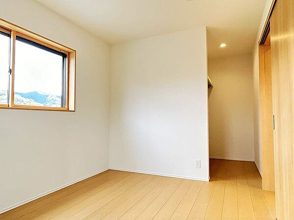 【北東側6帖洋室】水回りから近く生活導線が良いお部屋です。全部屋ウォークインクローゼット付きなので、平屋でも収納に困りません