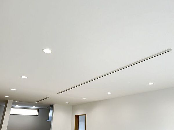 LDKや玄関、廊下などにはLEDのダウンライトを採用。長期間電球交換が不要です。ダクトレールも設置しているので、照明と合わせたレイアウトもしやすいですよ