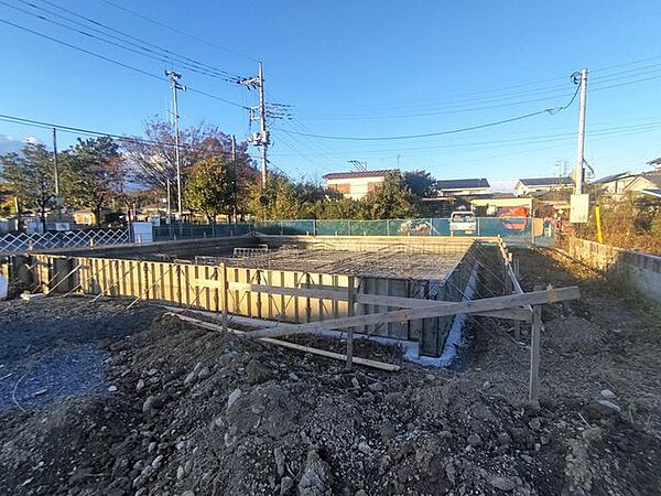 耐震等級3相当を実現する安心のベタ基礎を採用。床下の全面に耐震基準を満たす配筋密度と高さの鉄筋コンクリートを打設するので、地震に強いだけでなく、地面からの湿気を抑える性能も担保します