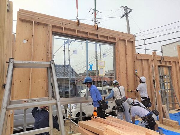 工場で作成した木造大型パネルを現地で組み立てるパネル工法を採用。短工期で高精度の建築を可能にしています。約1日で屋根下地まで取り付けられるので、工事中に雨で内部が濡れる心配がいりません（施工例）