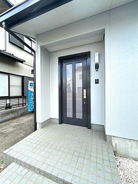 【リフォーム完成済み】玄関の写真です。鍵の交換、ドアは塗装を行いました。タイルはクリーニングを行い、きれいな玄関になりました。