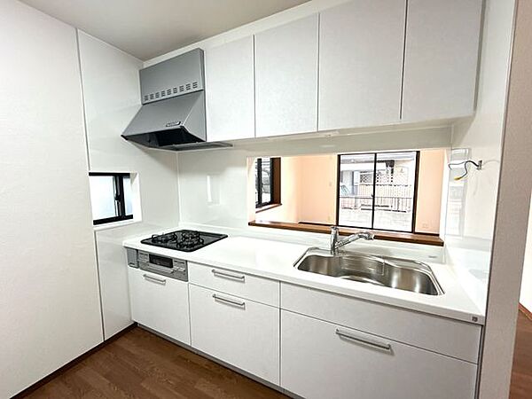 【同仕様画像】キッチンはハウステック製のシステムキッチンに交換します。キッチンは幅約255cmと広々しています。新しいキッチンでお料理の腕を振るってください。