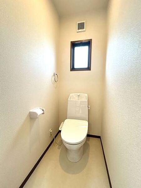 【リフォーム完成済み】1階トイレの写真です。ジャニス製の温水洗浄付便器に交換しました。従来に比べ約59%節水できる「かしこく節水」機能付き。