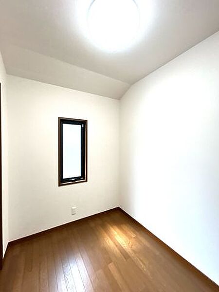 【リフォーム完成済み】2階西側洋室の納戸写真】です。クロスの張替、照明の交換、フローリングのクリーニングをを行いました。2帖ほどのスペースがあり便利ですね。