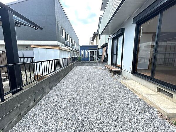 【リフォーム完成済み】南側の敷地部分です。除草を行いました。南側の敷地には砕石が敷いてあります。こちらにプランターなどを置いてお花やちょっとした家庭菜園を行うのも良いですね。