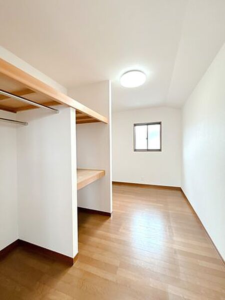 【リフォーム完成済み】2階東側洋室のウォークインクローゼットの写真です。クロスの張替、照明の交換、フローリングのクリーニングを行いました。4帖ほどのスペースがありますので色々収納できそうですね。