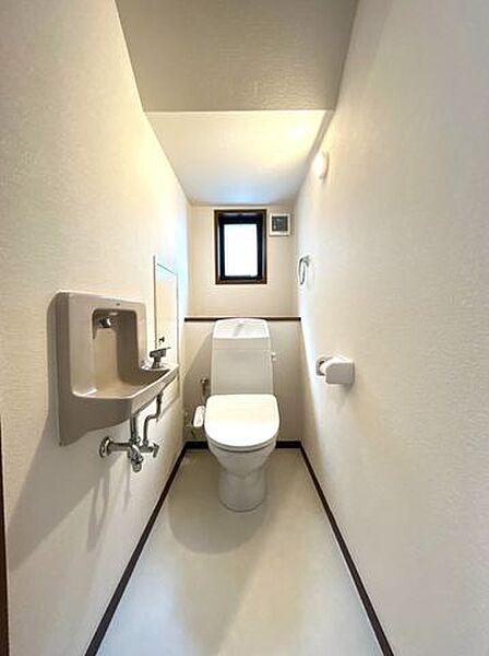 【リフォーム完成済み】2階トイレの写真です。トイレは新品のトイレに交換いたしました。クロスの張替、クッションフロアーの張替を行いました。2階にトイレがあるのはうれしいですね。