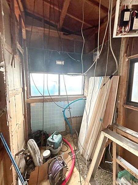 【9/13現在リフォーム中】浴室の写真です。既存のお風呂は撤去し、1坪タイプへと拡張を行います。足を伸ばせるゆったりとしたユニットバスになりますので、1日の疲れを癒せる空間になりますね。