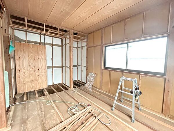 【9/13現在リフォーム中】2階南東側和室の別角度の写真です。洋室への間取り変更やクロス張替、建具交換などを行います。また、全居室にTVジャックとエアコンの専用回路を新設致します。