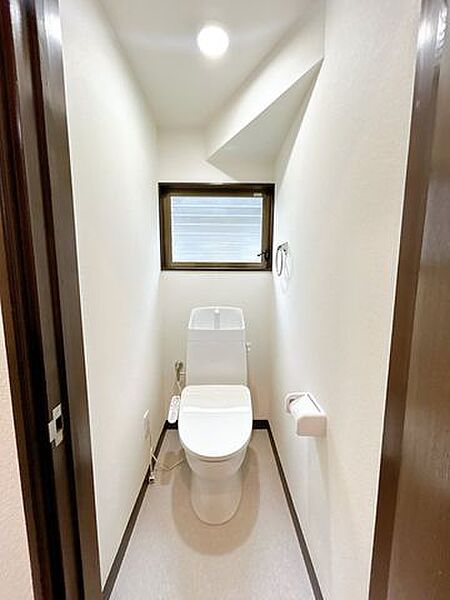 【リフォーム完成】ジャニス製の温水洗浄付便器に交換。従来に比べ約59%節水できる「かしこく節水」機能。樹脂を採用したタンクで水撥ねを防いでくれるため、お手入れ楽々ですよ。