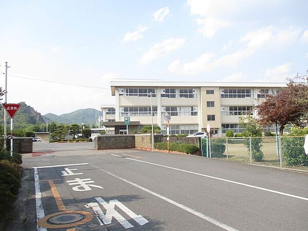 岩舟中学校まで約4100ｍ（自転車約20分）。最寄りの中学校です。毎日の登下校で体力がつきそうですね。