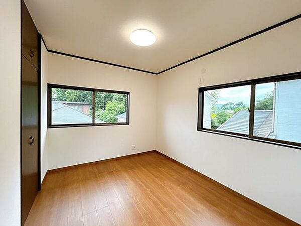 【リフォーム完成】2階北西側洋室の写真です。床はフローリング重ね張り、壁と天井はクロス張替を行いました。