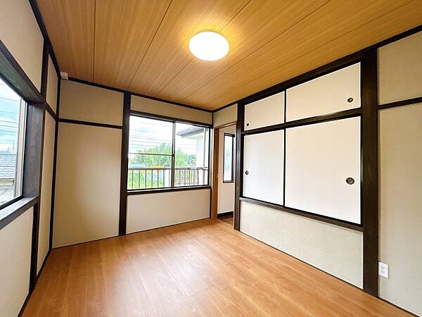 【リフォーム完成】2階和室の写真です。床はフローリング仕上げ、壁は塗装、天井はクロス張りを行いました。和の雰囲気を残した和洋室へとリフォームいたしました。