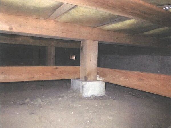 【床下写真】中古住宅の3大リスクである、雨漏り、主要構造部分の欠陥や腐食、給排水管の漏水や故障を2年間保証します。その前提で床下まで確認の上で、シロアリの被害調査と防除工事もおこないます。