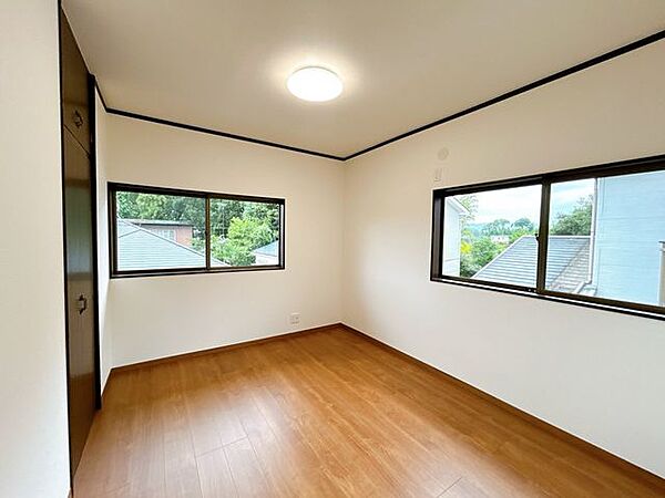 【リフォーム完成】2階北西側居室の別角度写真です。クロス張替え、フローリング重ね張り、スイッチパネルコンセント交換など行いました。
