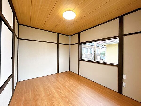 【リフォーム完成】2階北東側居室の別角度写真です。床フローリング仕上げ、壁真壁塗装、天井クロス仕上げの和洋室に生まれ変わりました。