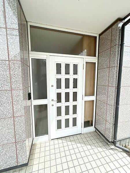 【リフォーム完成済み/即入居可能】玄関の外部の写真です。弊社で玄関扉はクリーニングを行い、鍵の交換をいたしました。