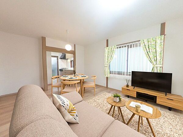 【リフォーム完成済み/即入居可能】CG合成で家具を配置したイメージです。リビングの写真です。フローリング重張やクロス張替等を行いました。約14帖のリビングですので、一家団欒の時を過ごせそうですね。
