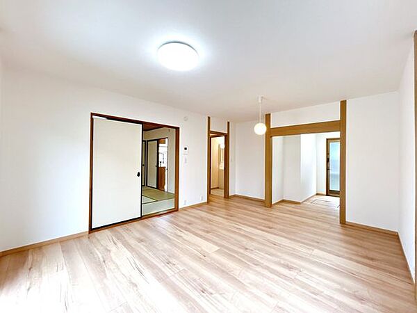 【リフォーム完成済み/即入居可能】リビングの別角度の写真です。南側に掃き出し窓があるので、陽の差し込む暖かい空間になりそうですね。