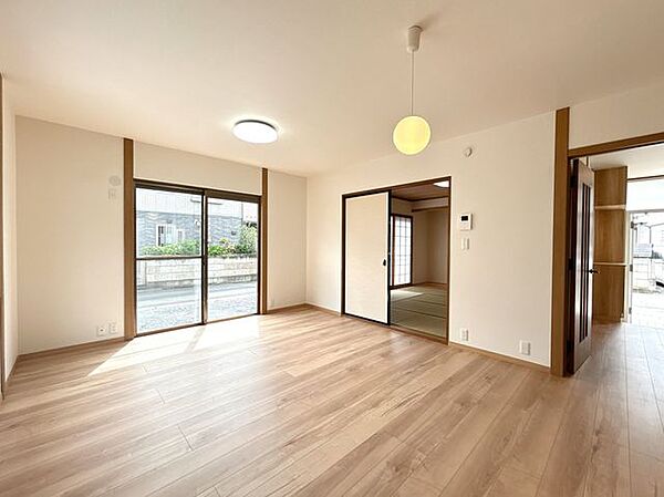 【リフォーム完成済み/即入居可能】リビングの別角度の写真です。南側に掃き出し窓があるので、陽の差し込む暖かい空間になりそうですね。