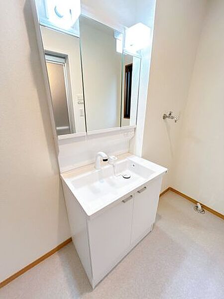 【リフォーム完成済み/即入居可能】洗面化粧台はハウステック製の新品に交換しました。三面鏡の裏側はすべて収納になっています。洗面ボウルは底が平らなので、つけ置き洗いなどの家事でも活躍します。