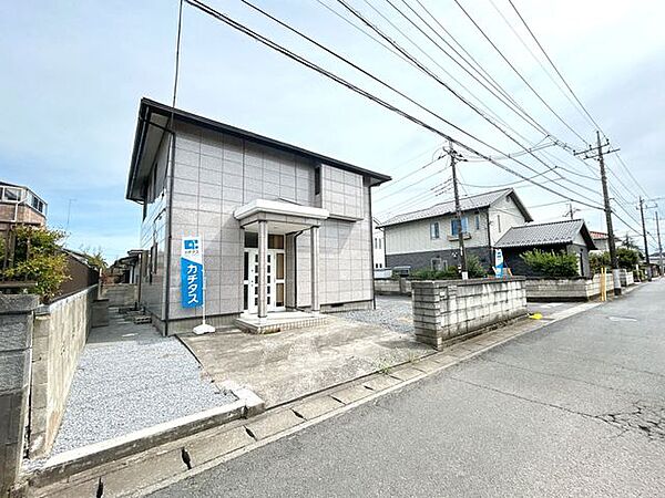 【リフォーム完成済み/即入居可能】外観の別角度の写真です。弊社で除草と駐車場拡張工事を行いました。外壁の目地は一部補修を行いました。